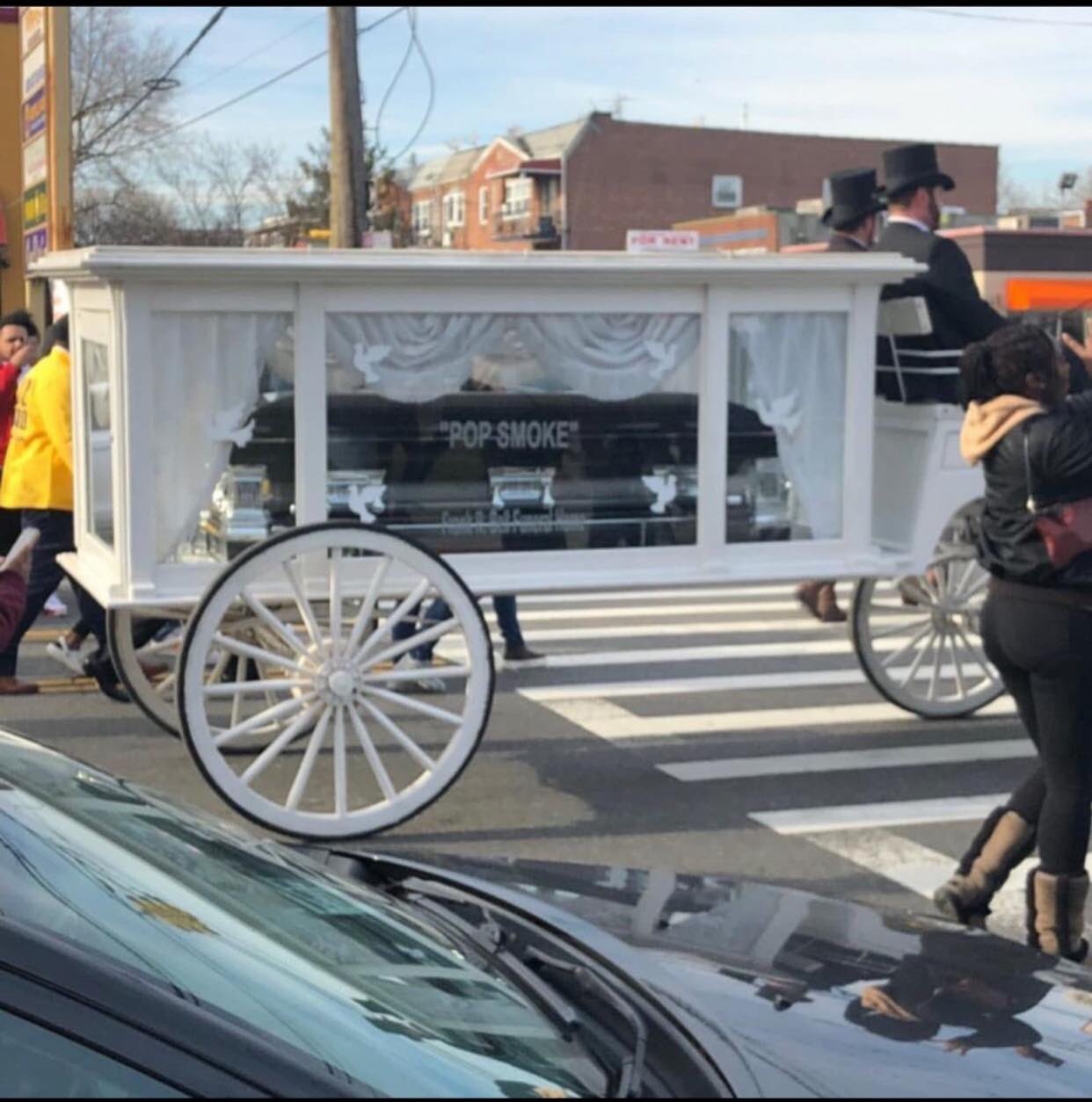 Fãs acompanham funeral de rapper Pop Smoke pelas ruas de NY; cortejo tem caixão em carruagem ...