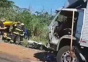 Motorista fica gravemente ferido em colisão traseira em Cravinhos, SP