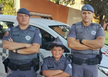 Criança de Porto Ferreira homenageia policiais militares em seu aniversário